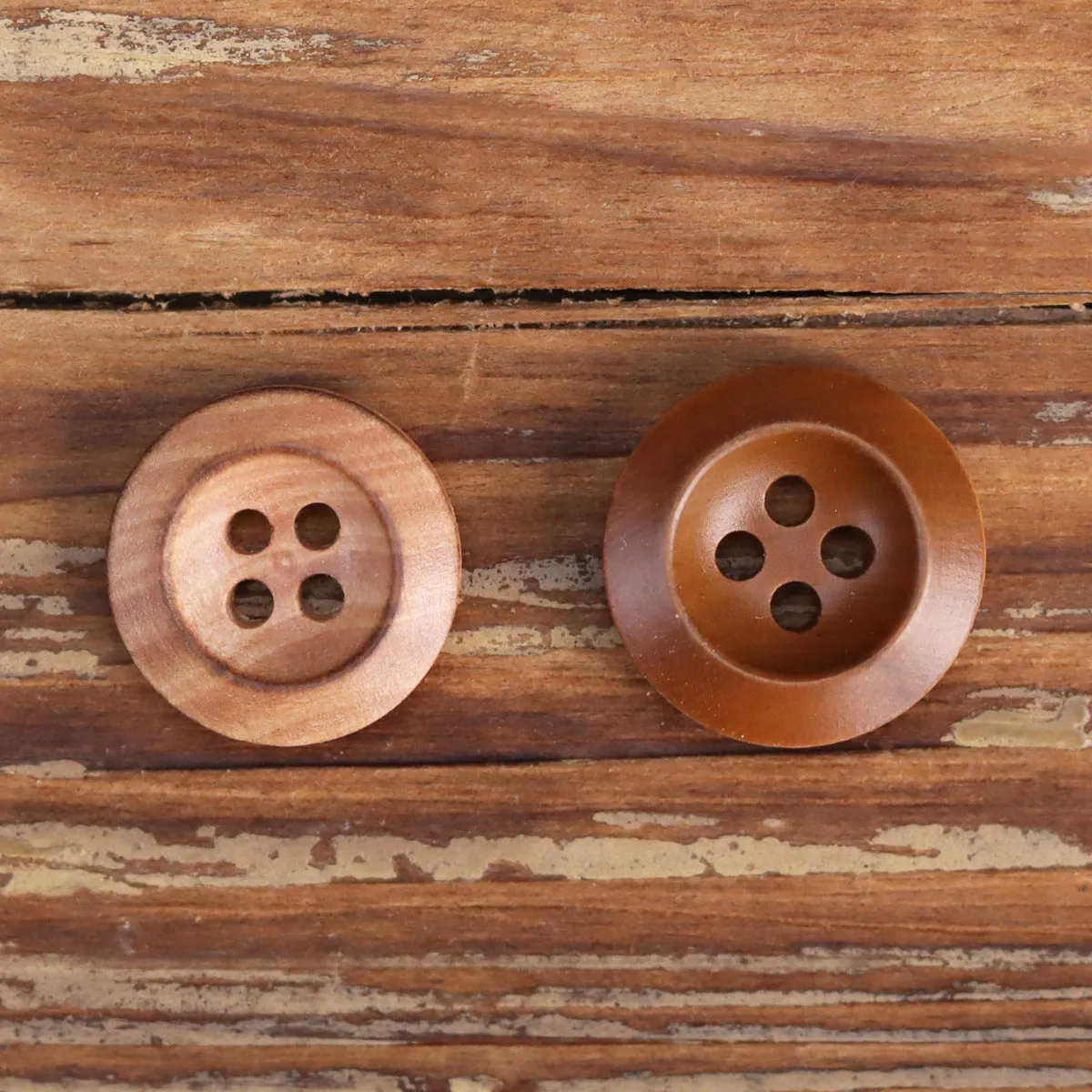 18-24L Natural Burned-Edge Brown Beveled Wooden Buttons 40 Pack