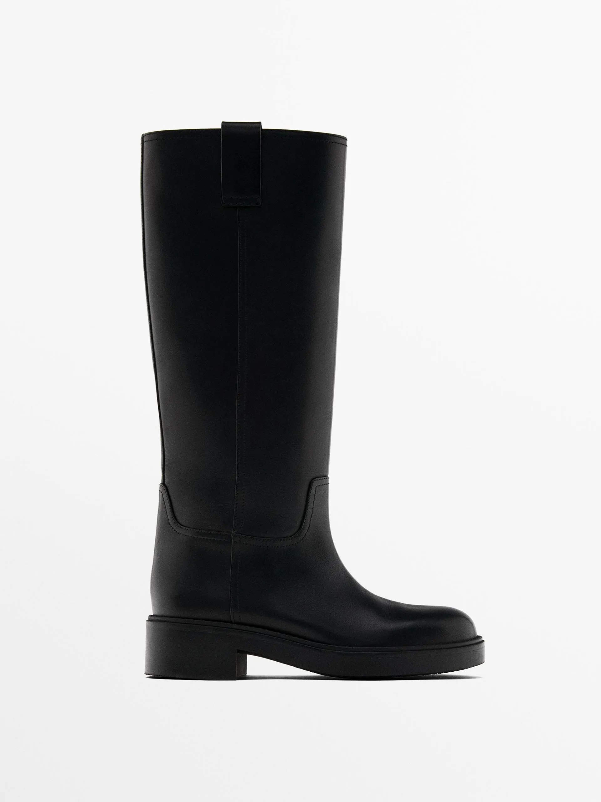 Flat boots with rubber sole